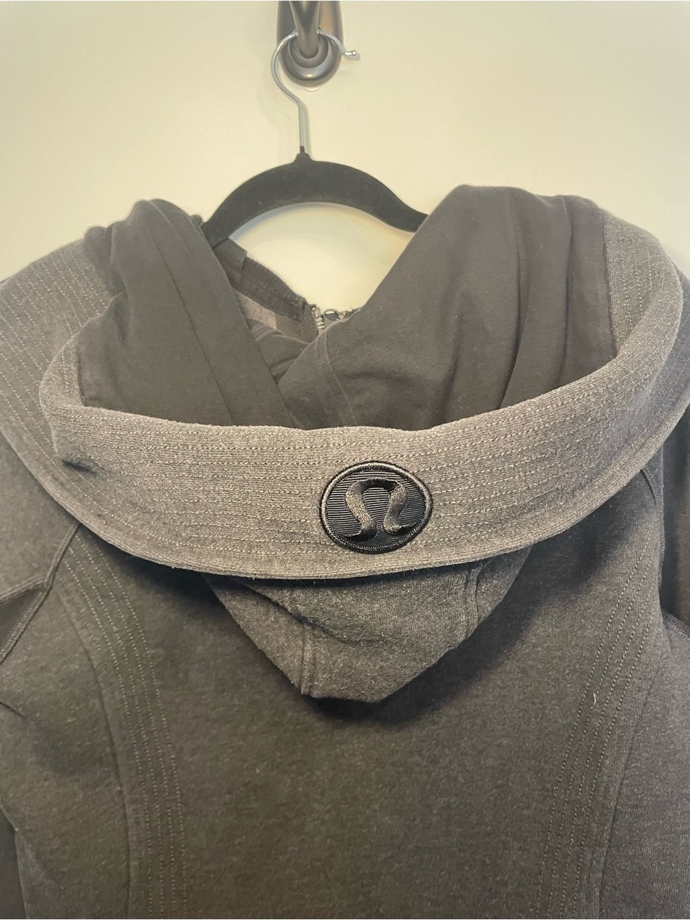 Lululemon Scuba Hiver 2013 limited edition editionBlack Zip Hoodie - Picture 4 of 9